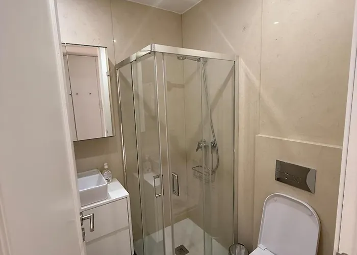 Flores Street - Center